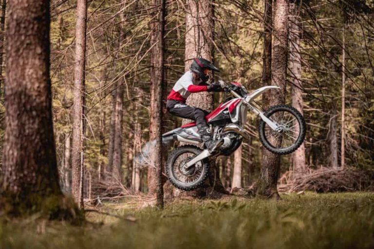 Seikkailun Ytimessä: Enduro Moottoripyörävuokraus Tahkolla